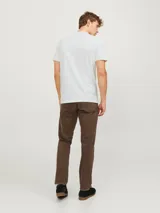 Camiseta blanca de manga corta con cuello henley y cierre de dos botones.