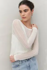 Top de manga larga color blanco, de tejido translúcido y texturizado, ajustado al cuerpo.