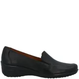 Zapato tipo slip on de cuero liso color negro, con elástico en los laterales y plantilla con relieves para mayor circulación de aire.