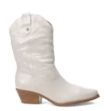Bota de cuero color blanco con caña media, diseño tejano con costuras decorativas y taco de madera.