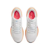 Championes Nike Pegasus 41 blancos con detalles en azul y naranja, ideales para running.
