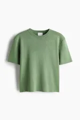 Remera verde de punto fino con cuello redondo y mangas cortas.