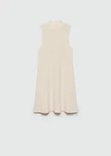 Vestido corto evasé color crudo, de tejido de punto fino, sin mangas y con cuello perkins.