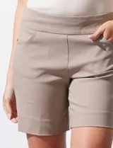 Short de gabardina elastizada color azul marino, marca Zac & Rachel, con pretina ancha elastizada y bolsillos delanteros.