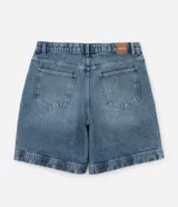 Bermuda de jeans celeste con cintura alta, presillas, bolsillos delanteros y traseros.