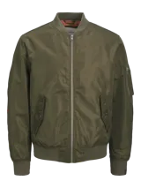 Campera bomber color verde oliva, con cuello estilo baseball, mangas largas con puños acanalados y cierre con cremallera. Tiene bolsillos al frente con botón y bolsillo en la manga.