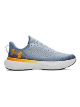 Championes de running Under Armour HOVR Infinite, color celeste con detalles en naranja y suela blanca.