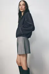 Falda pantalón gris de tiro alto con cierre lateral oculto.