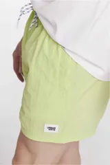 Short de baño rosado con cintura elástica y cordón ajustable.