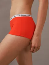 Bombacha hípster color naranja de algodón elástico, con cintura elástica blanca con logo Calvin Klein.