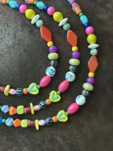 Collar corto de cuentas de plástico de colores con cierre de mosquetón.