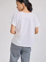 Remera negra de algodón con mangas cortas con detalle de calado y bordado en los hombros y mangas. Corte recto con cintura ajustable con cordón.