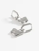 Aros colgantes plateados con forma de corazón martillado.