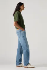 Pantalón de jean celeste, corte recto, tiro medio, con bolsillos delanteros y traseros.