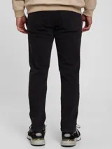 Jean de corte skinny color negro.