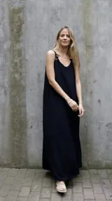 Vestido largo turquesa con breteles finos y escote en V.