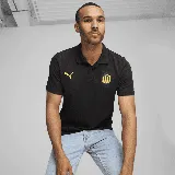 Chomba negra de piqué de algodón, corte clásico, con cuello polo y tapeta de dos botones. Logo de Puma bordado en amarillo en el pecho y escudo del Club Atlético Peñarol en la manga.