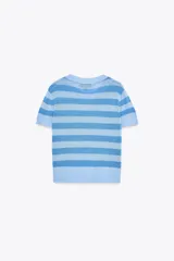 Top de punto celeste con rayas horizontales en azul. Tiene cuello redondo y mangas cortas.