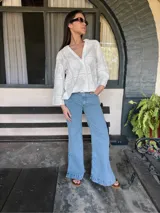 Pantalón de jean celeste de corte wide leg, tiro alto y material elastizado.