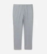Pantalón de vestir gris claro con textura, de corte recto, con bolsillos laterales y traseros. Se ajusta a la cintura con cinturón de cuero negro.