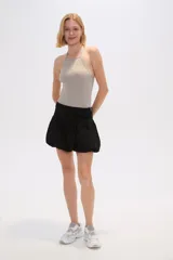 Minifalda de jean celeste con frunces en la cintura y ruedo abullonado.