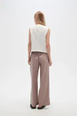 Pantalón blanco de viscosa, de corte recto y tiro alto, con bolsillos laterales y cintura elástica.