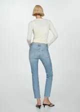 Pantalón de jean celeste de tiro medio, corte slim y largo cropped.