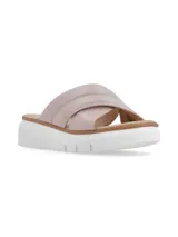 Sandalia de cuero color rosa con tiras cruzadas y suela anatómica acolchonada blanca.