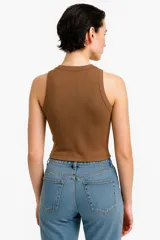 Musculosa blanca de algodón con cuello redondo y estampado de moño con animal print.