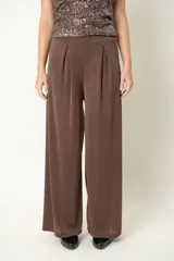 Pantalón ancho de lurex color marrón, con tablas en la parte frontal.