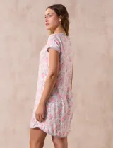 Camisón corto de tejido suave estampado con diseño animal print, marca René Rofé. Tiene escote redondo con aplique de moña y mangas cortas con ribete negro.