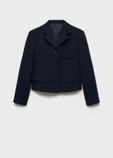 Blazer azul marino con cuello de pico y solapa, diseño crop, bolsillo de parche en el pecho, manga larga con puños abotonados, diseño recto y dos bolsillos de solapa en la parte delantera.