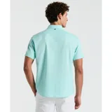 Camisa celeste de manga corta con cuello abotonado y logo bordado en el pecho.