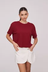 Remera holgada de algodón con cuello redondo y mangas cortas, disponible en color blanco.