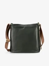 Bandolera de cuero verde oscuro con correa marrón ajustable.