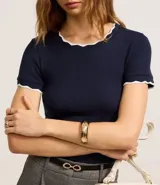 Blusa azul marino de algodón con cuello redondo y mangas cortas, con detalle ondulado en color blanco en cuello y mangas.