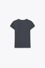 Camiseta negra de cuello redondo y mangas cortas.