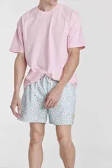 Short de baño estampado en tonos turquesa y rosado, con cordón ajustable en la cintura.