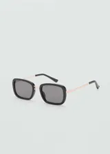 Lentes de sol cuadrados con montura de pasta negra, puente metálico y lentes grises.