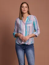 Blusa estampada con cuello a la base, escote en V y botones. Delantera con bolsillo aplicado. Largo de manga regulable con presilla y botón. Terminación anudada opcional.