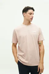 Remera manga corta color rosa con estampado en el frente.