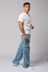 Pantalón jean celeste de corte amplio, estilo cargo, con bolsillos laterales con fuelle y solapa.