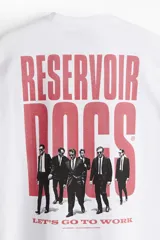 Remera blanca de corte holgado con estampado pequeño en el pecho con el texto "Reservoir Dogs".
