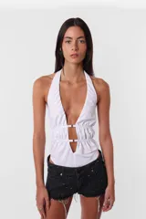 Body negro fruncido, sin mangas, con escote en v pronunciado y unión por detrás del cuello. Elásticos en contorno con ganchos lenceros en delantero y botones snap en entrepierna.