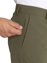 Short en color verde militar, con tejido ligero y corte cómodo.