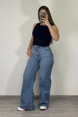 Pantalón de jean celeste de corte wide leg, con tiro alto y bolsillos delanteros y traseros.