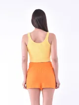 Short blanco de tejido ligero con cintura elastizada.