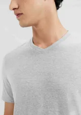 Camiseta gris oscuro de manga corta con cuello en V.