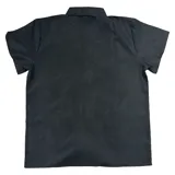 Camisa negra de manga corta con cuello, corte regular fit y estampado gráfico en blanco con tipografía gótica y un diseño central.