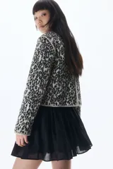Campera acolchada con estampado animal print, cuello redondo, hombros caídos, cierre con botones a presión y bolsillos de parche delanteros. Forro de algodón.